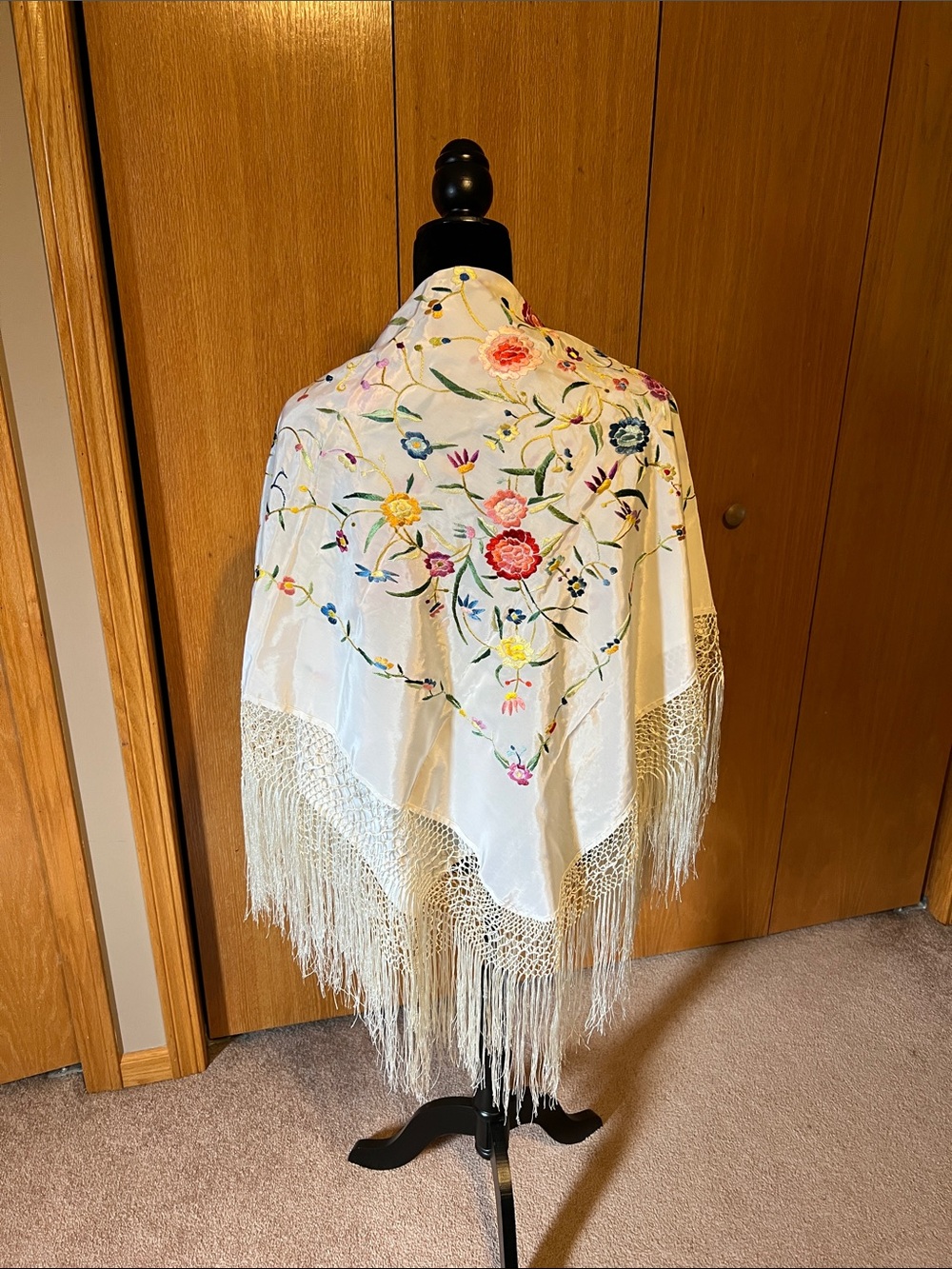 VTG. Marshall Fields &Co. globetrotter piano shawl. Embroidered, Made in Spain